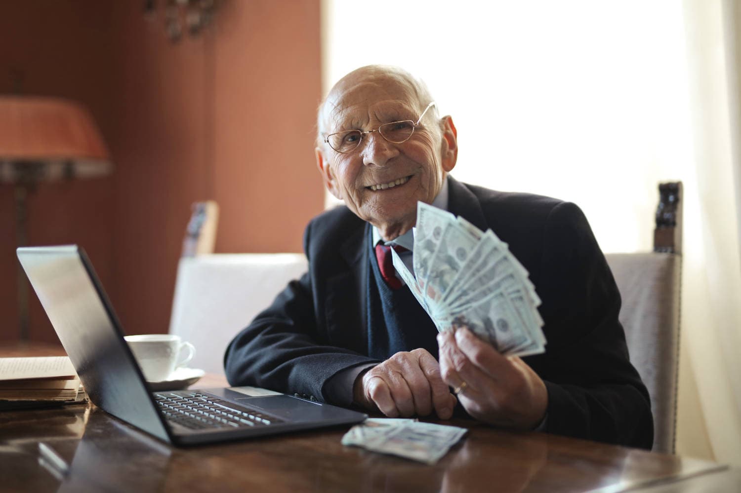 Is there a correlation between happiness & income? A large smartphone study challenges old insights